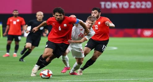 لاعبو المنتخب يوضحون.. مفتاح التأهل.. وكيف لقنهم شوقي غريب خطة إيقاف إسبانيا؟ (فيديو)